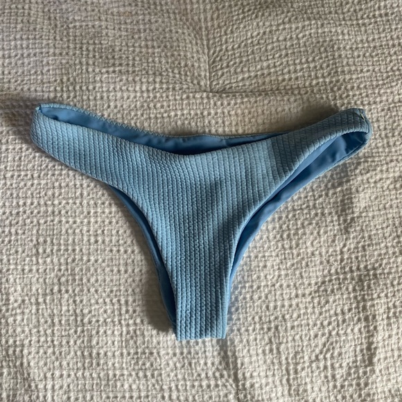 Cool toned tropical bikini bundle! 3 tops, 2 bottoms size medium. - Picture 10 of 11